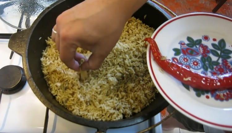 We remove hot pepper and garlic from the finished pilaf.