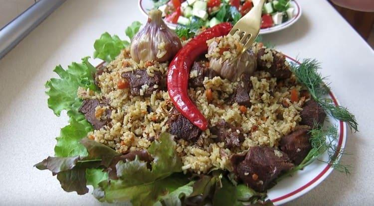 Como puedes ver. Tal pilaf de carne en un caldero se puede cocinar en casa no peor que en la naturaleza.