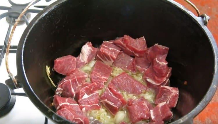 Gradually lay meat in a cauldron.