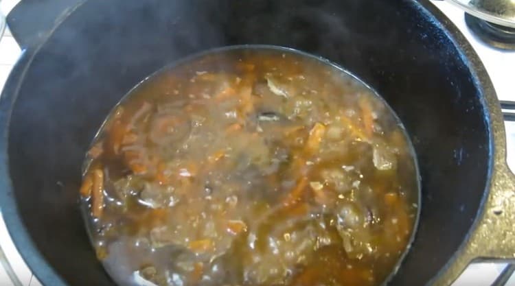 Pour the meat with vegetables with water, so that it covers them completely, and simmer.