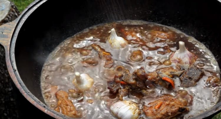 We put 4 heads of garlic in a cauldron.