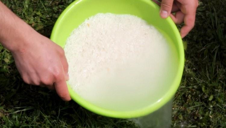 Rinse the rice well.