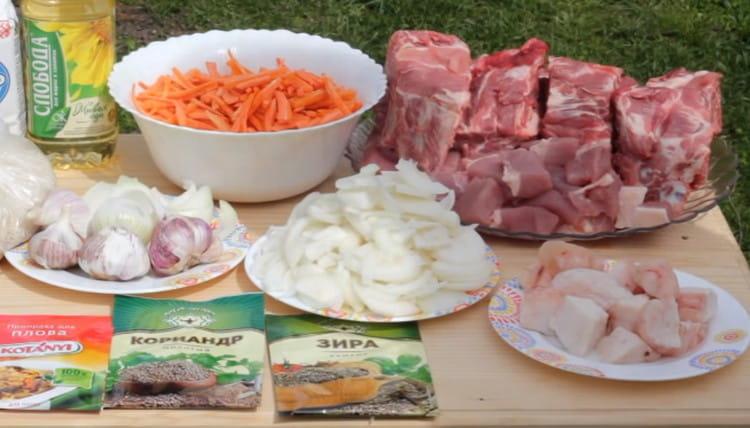 We prepare all the ingredients, cut the meat, onion. carrots, lard.