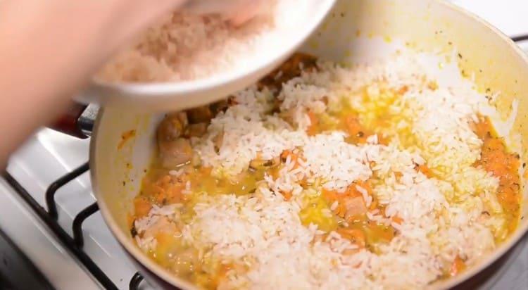 On top of the meat with carrots spread a whole layer of rice.