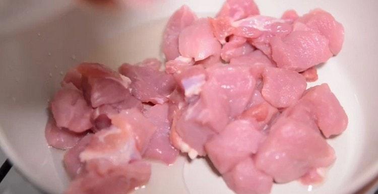 Extienda la carne en una sartén precalentada.