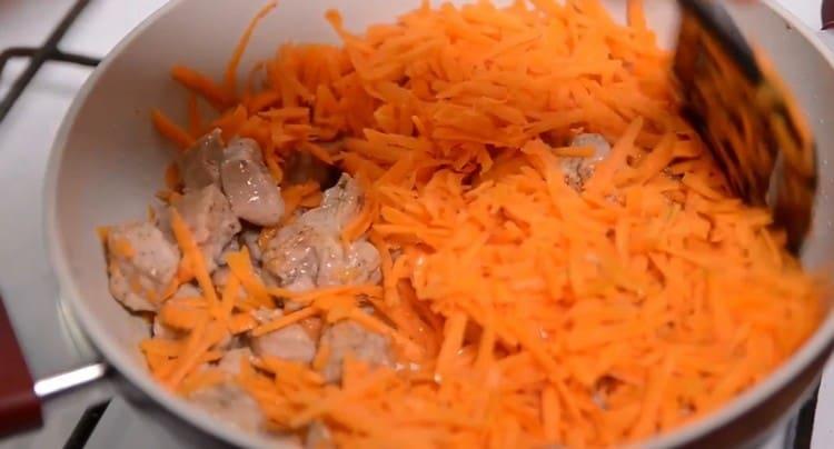 Ajouter la carotte à la viande.