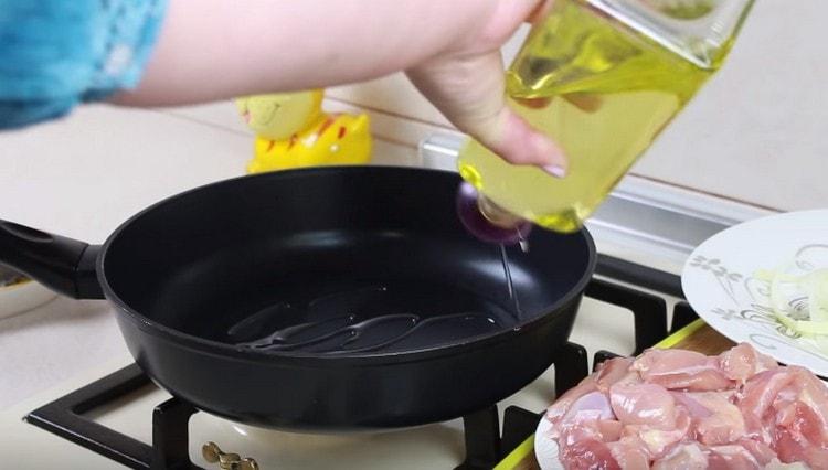 We heat the pan, pour the vegetable oil.