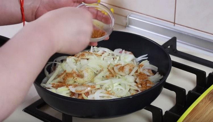 put chicken in the pan with onion, add spices.