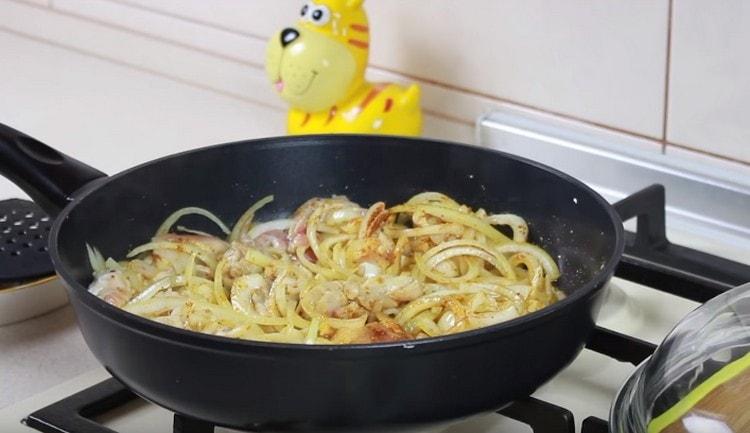 Fríe el kritz con cebolla hasta que adquiera un tono dorado.