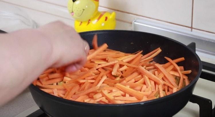 We spread the carrots in the pan.
