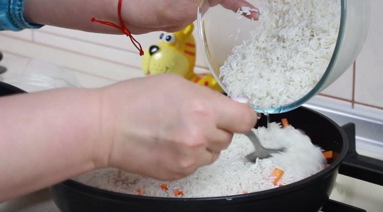 Ahora puedes poner el arroz en una sartén.