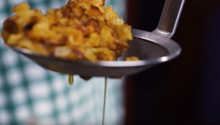 Using a strainer, remove the onions from the pan.