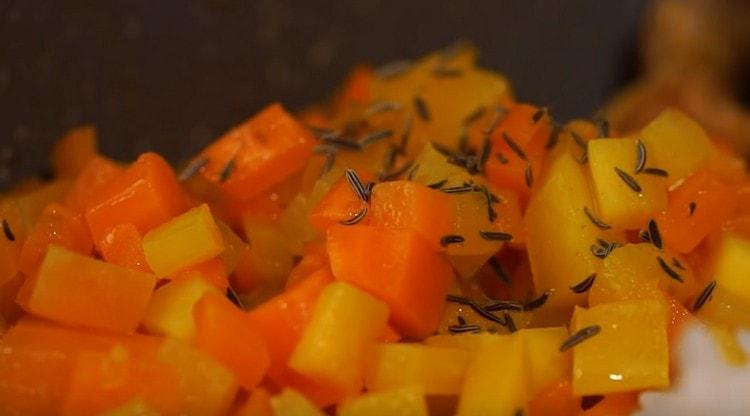 Agregue la zanahoria a la zanahoria.