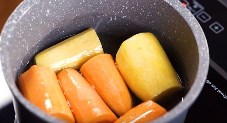 pour vegetable oil to the carrots and put in a saucepan on the stove.