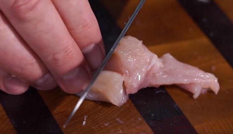 Cortamos por separado la carne de la pechuga de pollo y la carne roja de los muslos.