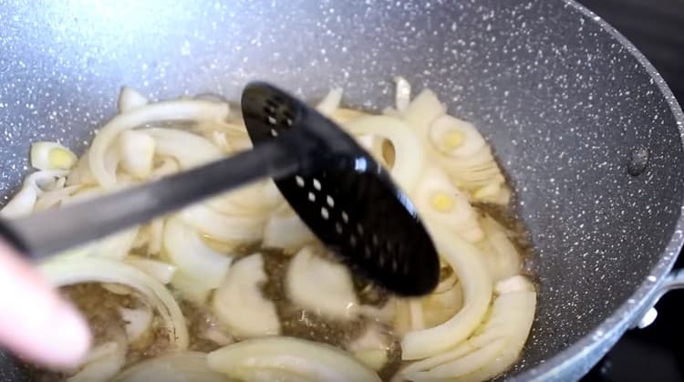 We remove the meat from the pan, and instead fry the onions.