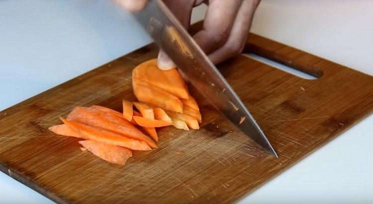 Couper les carottes en lanières.