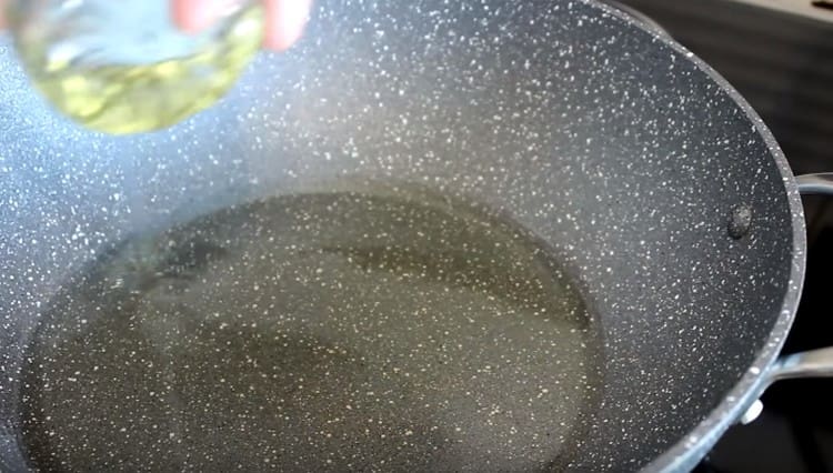 Heat the sunflower oil in a deep pan.