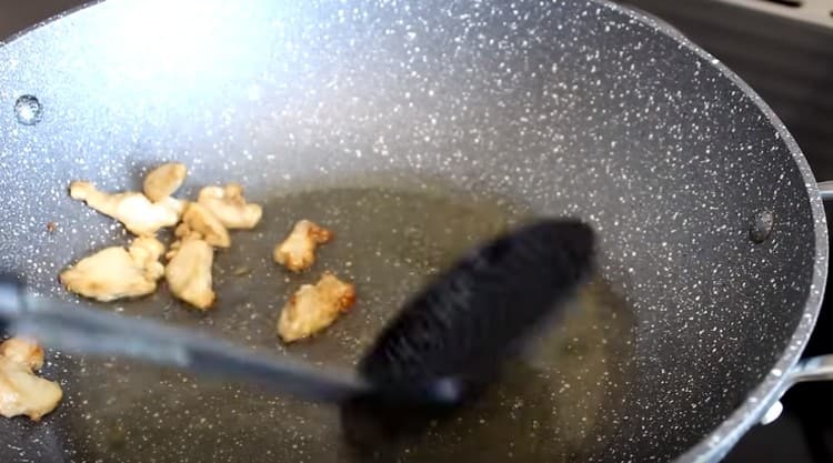 Poner pequeños trozos de cola gorda en una sartén, freír y retirar.