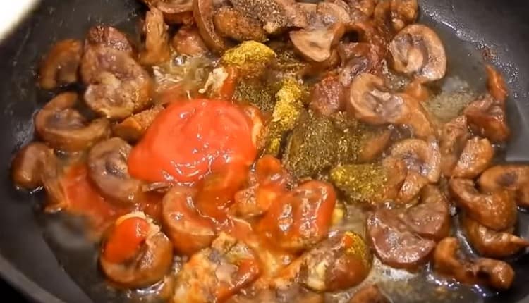 Agregue salsa de tomate al plato.