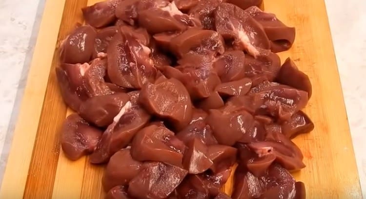 After soaking, cut the kidneys into slices.