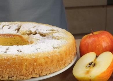 Cocinar una simple tarta de manzana con una receta con una foto.