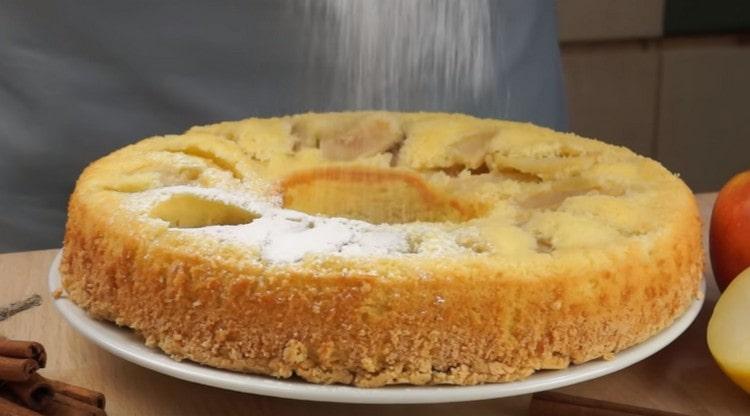 Prije posluživanja, tako jednostavnu tortu od jabuka možete posipati šećerom u prahu.