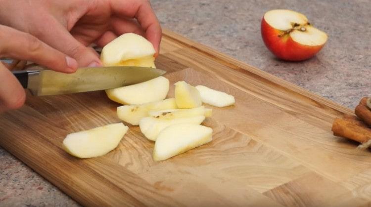 Lavez les pommes, les peaux et les graines de tournesol, coupez-les en tranches.