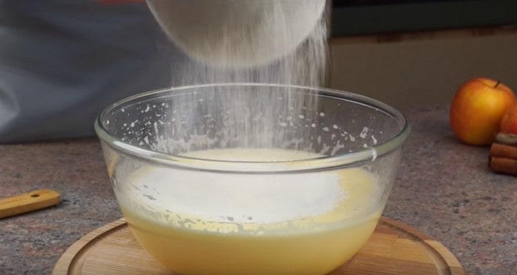 Prosijte brašno u bujnu jajastu masu.