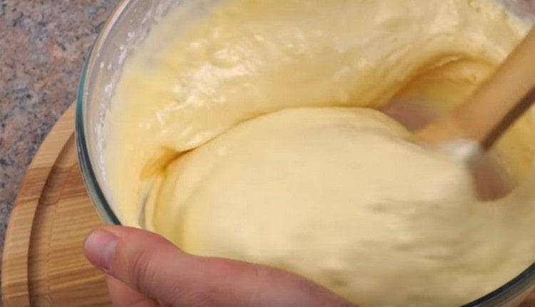 Incorporer délicatement la farine pour obtenir une pâte épaisse mais aérée.