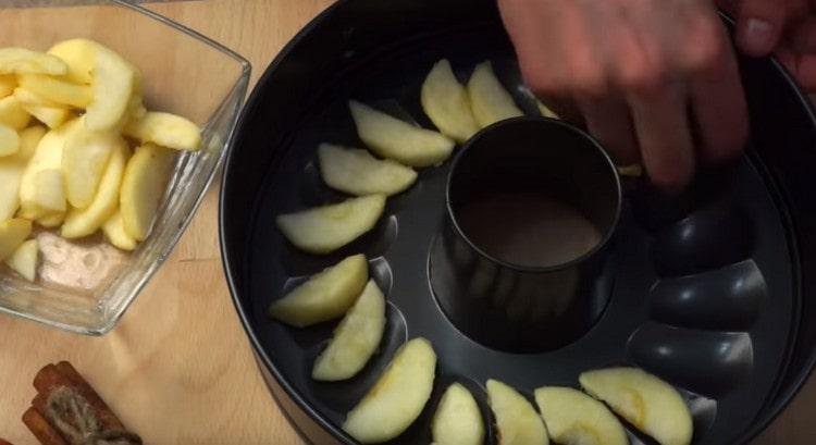 Placez les pommes au fond du plat.