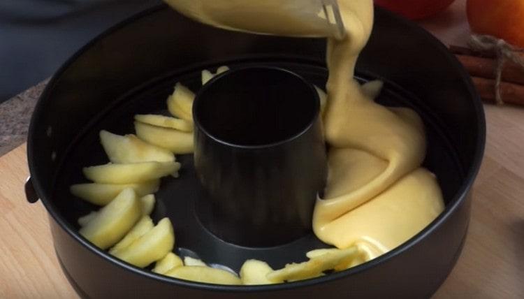 Verser les pommes sous la forme d'une pâte préalablement préparée.