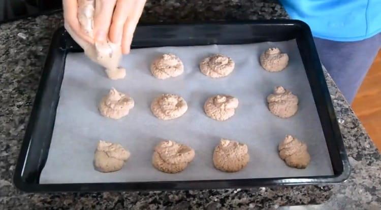 Établissez les biscuits sur une plaque à pâtisserie.