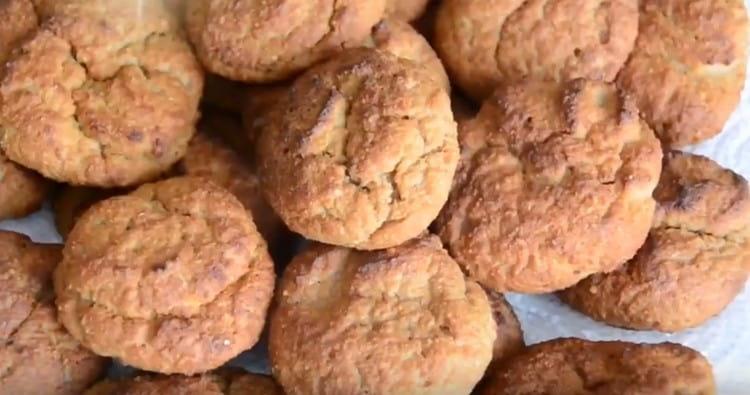 Cambiamos las galletas terminadas en un plato.