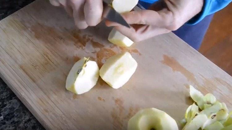 Pelez et coupez la pomme en morceaux.