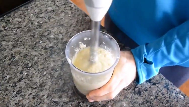 Ginagambala namin ang masa sa isang blender hanggang sa makinis.