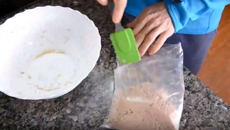 Nous déplaçons la pâte dans un sac ou un sac à pâtisserie.