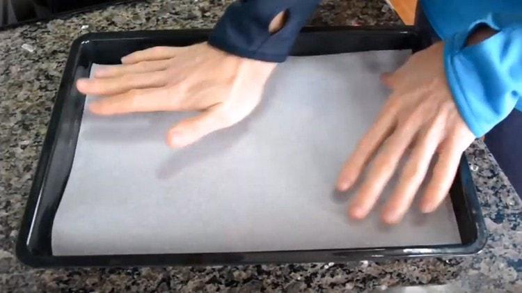 Couvrir la plaque de cuisson avec du parchemin.