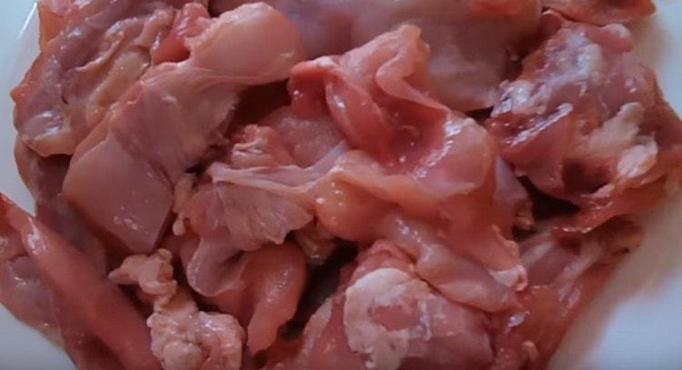 Izrežite zečje meso na komade.
