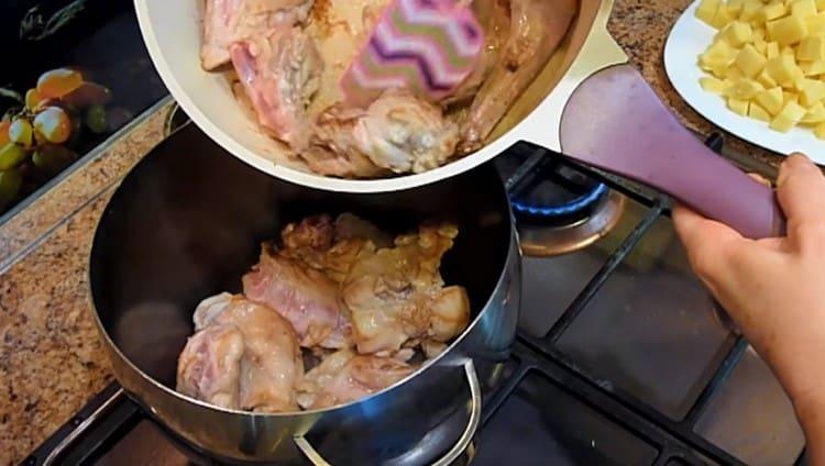 La viande frite est transférée à la poêle.