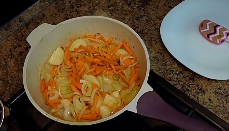 Faire frire les oignons hachés séparément avec les carottes dans une casserole.