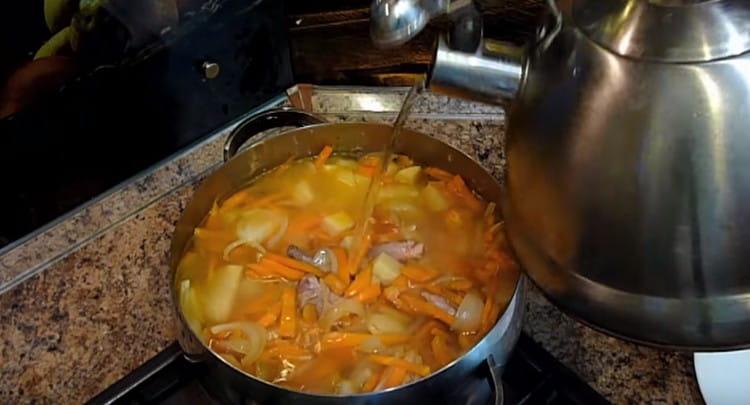 Nous mettons également les légumes cuits dans la casserole et ajoutons de l'eau.