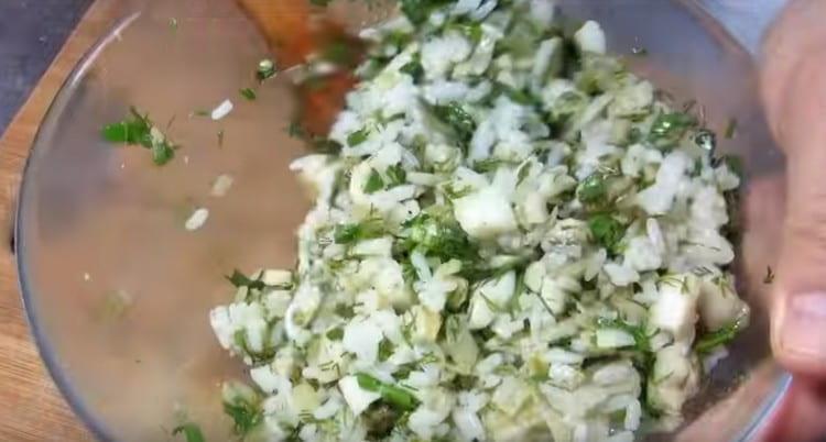 Ajoutez du poivre, du sel au goût, des légumes hachés finement, mélangez.