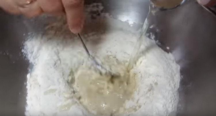 En remuant la pâte, ajoutez-y de l'eau.