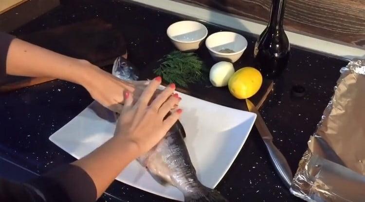 Frottez le poisson avec de l'huile d'olive.