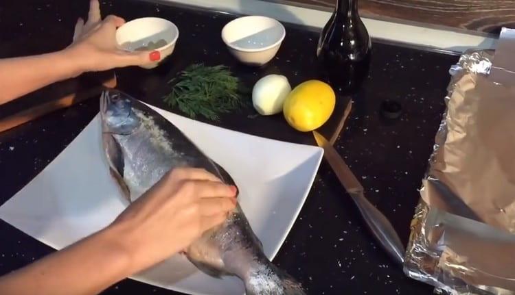 Graisser le saumon rose avec un mélange de sel et de poivre blanc.