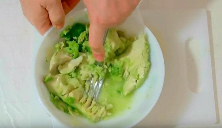 Add lime or lemon juice and mash the avocado pulp with a fork in mashed potatoes.