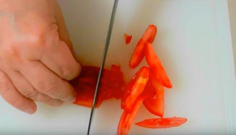Coupez la partie charnue de la tomate aussi finement que possible.