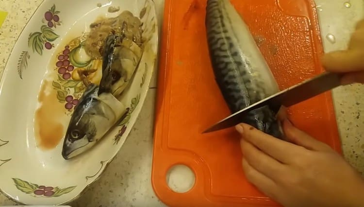 Coupez les carcasses des têtes de poissons, éviscérées.