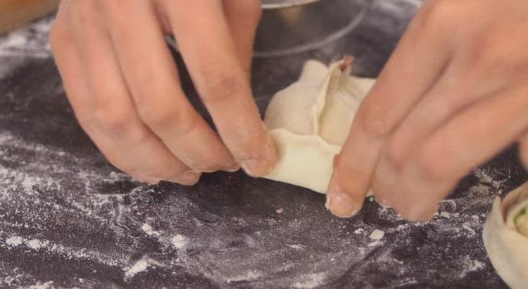 Nous pincons les bords de la pâte et formons des manti.